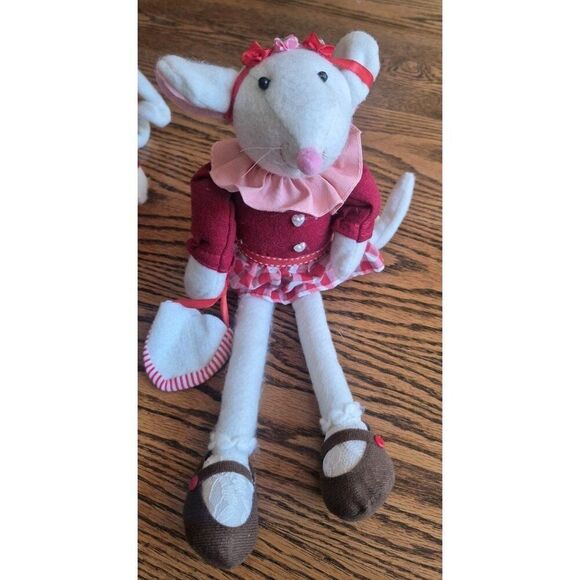 Country Farmhouse Mouse and Friends Valentine Heart Decor Stuffed Animal Plush - Picture 4 of 5